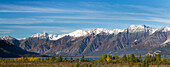 Kanada, Yukon, Kluane-Nationalpark. Panoramablick auf die St. Elias Range und den Kluane Lake