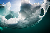 Kanada, Nunavut-Territorium, Unterwasseransicht eines schmelzenden Eisbergs, der an einem Sommermorgen in der Hudson Bay treibt