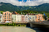 Alte Innsbruck oder Alte Innbrücke über die Donau, Altstadt, Innsbruck, Tirol, Österreich.
