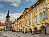 Tschechische Republik, Jicin. Der Hauptplatz, umgeben von kürzlich restaurierten historischen Gebäuden.