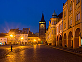 Tschechische Republik, Jicin. Dämmerung auf dem Hauptplatz, umgeben von kürzlich restaurierten historischen Gebäuden.