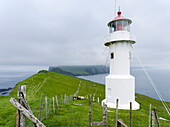 Der Leuchtturm auf Mykinesholmur. Insel Mykines, Teil der Färöer Inseln im Nordatlantik. Dänemark