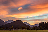 Farbenprächtiger Sonnenuntergang über dem bayerischen Alpenvorland bei Füssen, Bayern, Deutschland