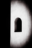 Oia, Griechenland. Santorin. Schwarz-Weiß-Foto eines Fensters