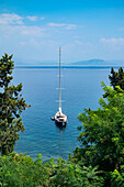 Segelboot vor Anker im Ionischen Meer, Korfu, Griechenland