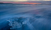 Verstreutes Eis von Eisbergen am schwarzen Sandstrand bei Joklusarlon, Island (Großes Format verfügbar)