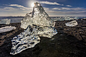 Verstreutes Eis von Eisbergen am schwarzen Sandstrand von Joklusarlon, Island (Großformatige Bilder verfügbar)