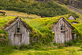 Europa, Südostisland, Nupsstadur Turf Farmstead. Alte Häuser, die zum Schutz und zur Isolierung mit Torf bedeckt sind.