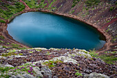 Island, Kerid, Tiefblauer See im Kerid-Krater. Der Goldene Kreis von Island.