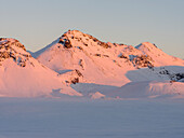Sonnenaufgang in den winterlichen Bergen von Island.