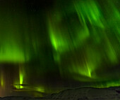 Nordlichter oder Polarlichter über den Bergen zwischen Thingvellir und Laugarvatn im Winter in Island.