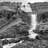 Dynjandi-Wasserfall, ein Wahrzeichen der Westfjorde im Nordwesten Islands.