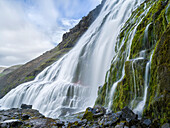 Dynjandi-Wasserfall, eine Ikone der Westfjorde im Nordwesten Islands.