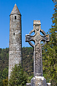 Irland, Grafschaft Wicklow, Glendalough, alte Klostersiedlung, gegründet von St. Kevin, keltisches Kreuz und Runder Turm