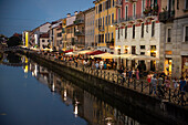 Italien, Lombardei, Mailand. Historisches Kanalgebiet Naviglio Grande, bekannt für sein pulsierendes Nachtleben