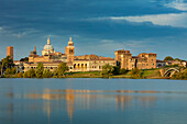 Früher Morgen über der mittelalterlichen Stadt Mantua und dem Lago Inferiore, Lombardei, Italien