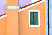 Italien, Burano. Pastellfarbene Hauswände