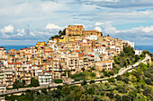 Italien, Sizilien, Provinz Messina, Caronia. Die mittelalterliche Hügelstadt Caronia, die um eine normannische Burg herum gebaut wurde.