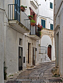 Italy, Puglia, Brindisi, Itria Valley, Ostuni. The narrow alleyways of the old town of Ostuni.