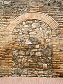 Europa, Italien, Chianti. Altes, mit Stein verschlossenes Tor in der Stadt San Gimignano.