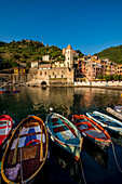 Kirche Santa Margheritte de Antiochia und Hafen, Vernazza, Cinque Terre, Italien.