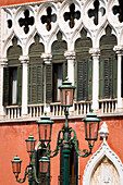Straßenlaterne und venezianische gotische Architektur im Palazzo Dandolo, Venedig, Venetien, Italien