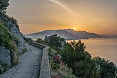 Italien, Insel Capri, Sonnenaufgang über der sorrentinischen Halbinsel