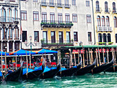 Italien, Venedig, Gebäude entlang des Canal Grande mit geparkten Gondeln