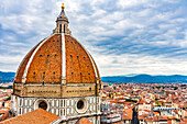 Große Kuppel mit goldenem Kreuz, Dom, Florenz, Italien. Fertigstellung um 1400. Offizieller Name Kathedrale di Santa Maria del Fiore.