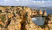 Die Klippen und Schornsteine von Ponta da Piedade an der felsigen Küste der Algarve in Portugal.