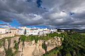 Spanien, Andalusien. Ronda thront auf den schroffen, verteidigungsfähigen Kalksteinfelsen.