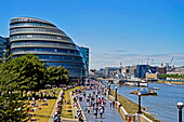 Europa, Vereinigtes Königreich, England, London, Southwark. Blick auf das Rathaus am More London Riverside entlang der Themse