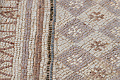 Zypern, archäologische Stätte von Kourion. Detail eines antiken Mosaikbodens mit geometrischem römischem Textmuster.