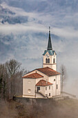 Slowenien, Kirche am Berghang in Kobarid