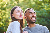 Lächelndes junges Paar in einem öffentlichen Park