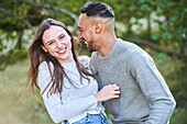 Lächelndes junges Paar in öffentlichem Park