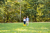 Lächelndes junges Paar genießt einen Spaziergang in einem Park