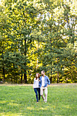 Lächelndes junges Paar genießt einen Spaziergang in einem Park