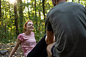 Junges Paar trainiert auf unbefestigtem Weg im Wald