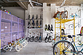 Foto des Innenraums eines Fahrradgeschäfts mit ausgestellten Fahrrädern