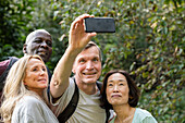 Lustige Gruppe von Freunden mittleren Alters, die ein Selfie in einem öffentlichen Park machen