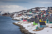 Grönland, Nuuk, Stadtsilhouette mit dem Berg Sermitsiaq