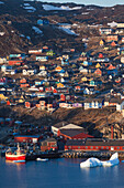 Grönland, Qaqortoq, Blick auf Stadt und Hafen von oben