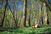 Frau entspannt im Wald