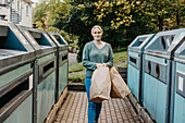 Frau recycelt Müll