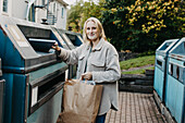 Frau recycelt Müll