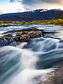 Blick auf einen Fluss in den Bergen