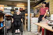 Behinderte Frau arbeitet in der Lebensmittelfabrik