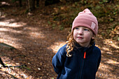 Rothaariges Mädchen im Herbstwald