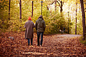 Paar beim Spaziergang im Herbstwald